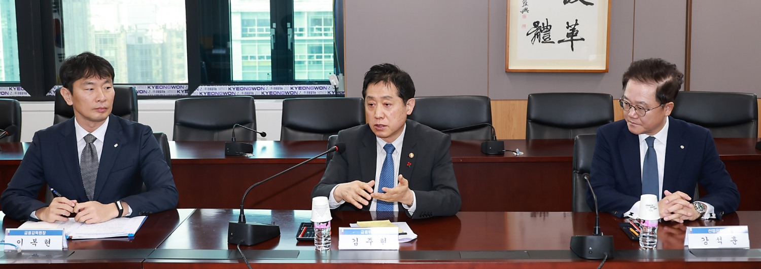 김주현 금융위원장(가운데)이 28일 오전 서울 종로구 정부서울청사에서 기획재정부, 국토교통부, 금융위원회, 금융감독원, 산업은행 등과 태영건설의 워크아웃 신청과 관련한 분양계약자·협력업체 보호, 부동산PF‧금융시장 안정화 방안 등을 논의했다. /사진제공=금융위원회