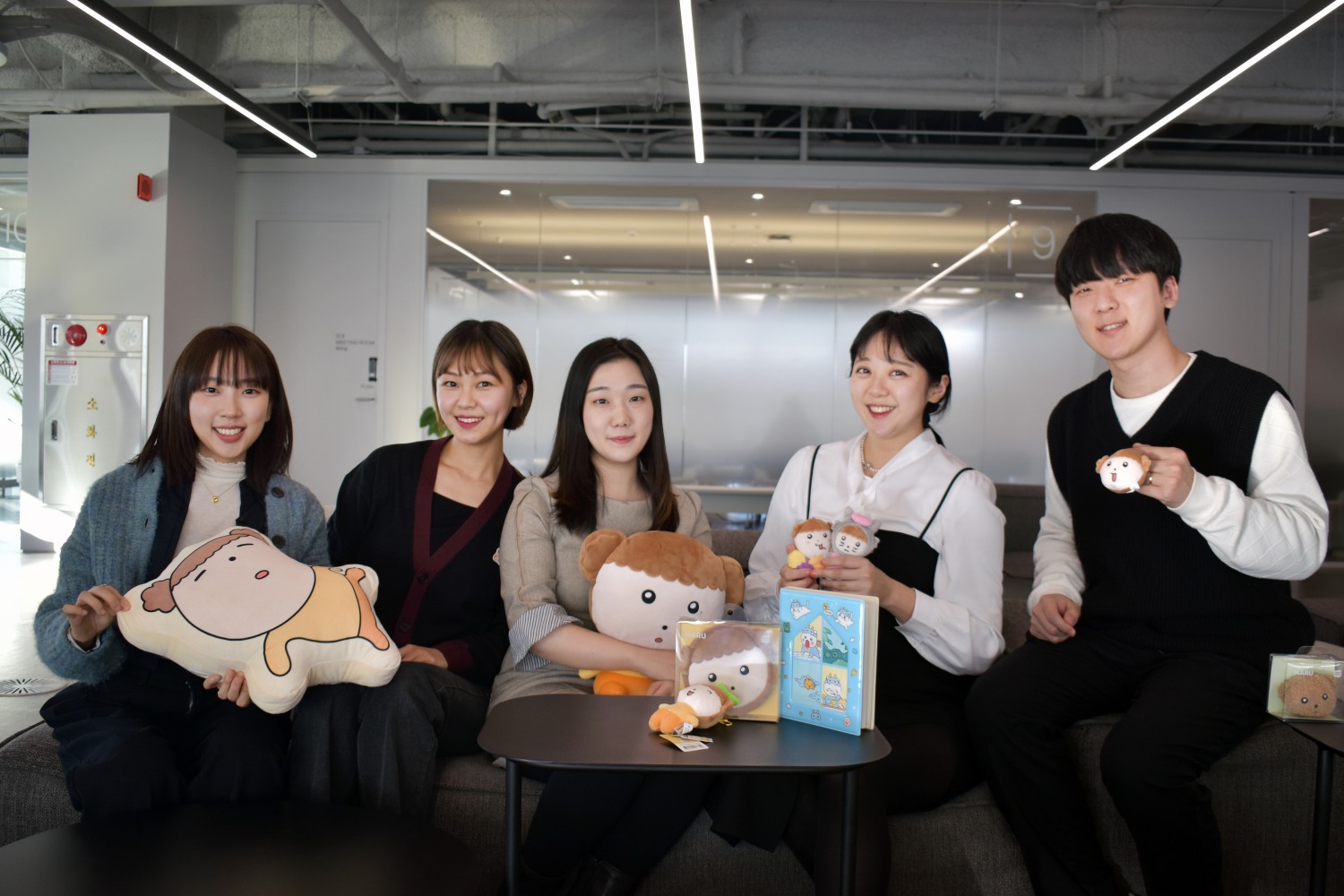 네이버웹툰에서 작가, 작품을 대리해 2차 IP 사업을 진행하는 웹툰 사업실 산하 라이센싱 비즈니스팀 팀원들을 만나 인터뷰를 진행했다. / 사진제공=네이버웹툰