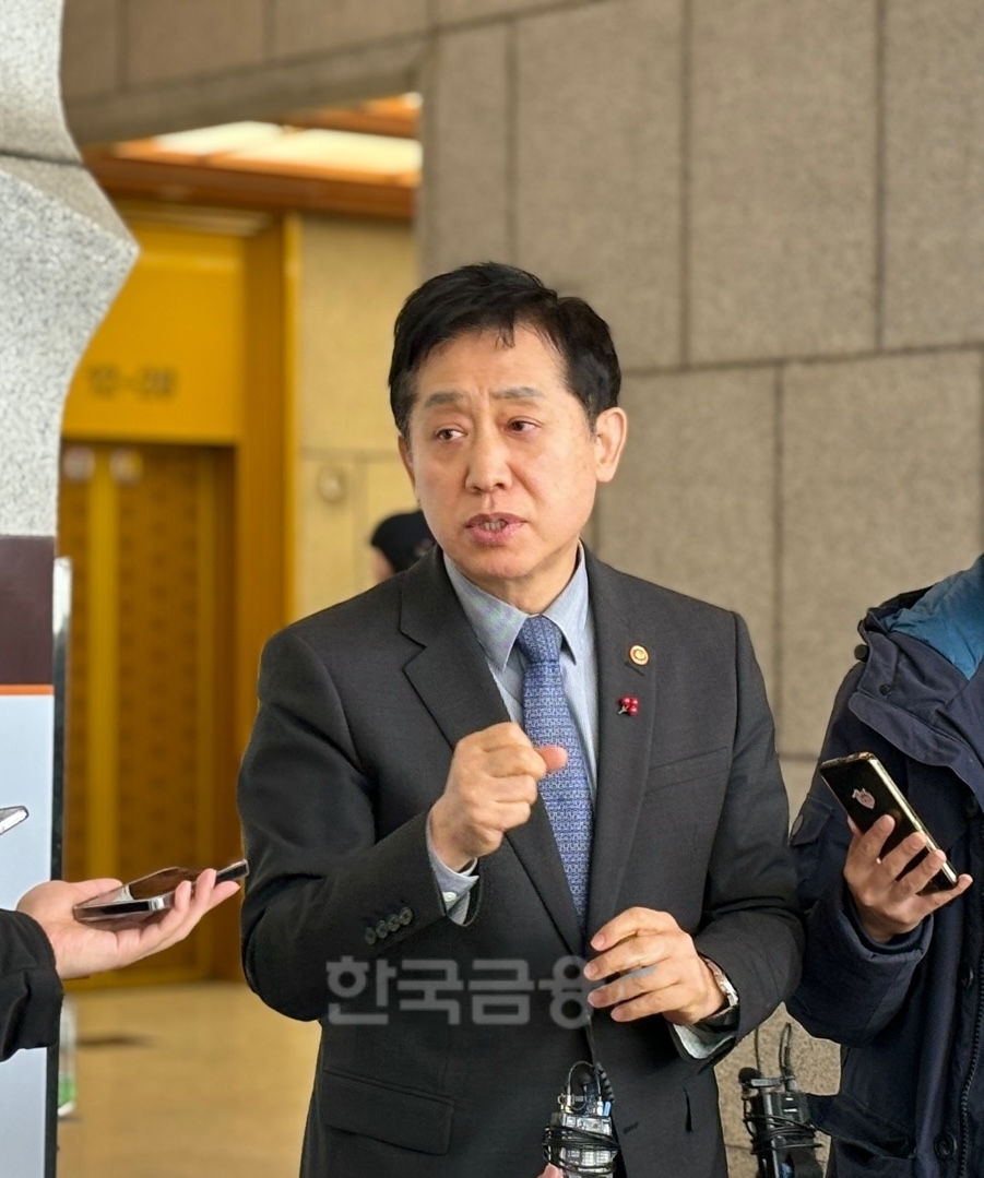 김주현 금융위원장이 5일 서민금융지원 현장간담회를 마치고 기자들과 만나 질문에 답변하고 있다. /사진=김다민 기자