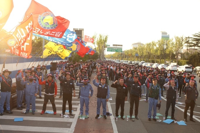 포스코노조의 2023년 임단협 출정식 모습. 지난해 포스코는 창사 55년만에 최초의 파업위기를 겪었다. 당시 포스코 노조는 최정우 회장이 '포스코정신'을 훼손했다며 비판했다./사진 = 포스코노동조합