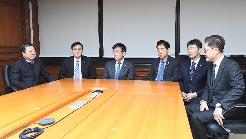 최상목 부총리 겸 기획재정부 장관이 8일 오전 서울 영등포구 한국수출입은행에서 '거시경제·금융현안 간담회'를 갖고 태영건설 워크아웃 신청 이후 최근 진행상황에 대해 논의했다. 사진 왼쪽부터 박춘섭 경제수석, 이창용 한국은행 총재, 최상목 부총리, 김주현 금융위원장, 이복현 금감원장, 강석훈 한국산업은행 회장. /사진제공=기획재정부