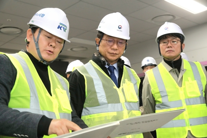 지난 5일 수서역 GTX-A 공사현장을 찾아가 현장점검에 나선 박상우 국토교통부 장관 (사진 가운데) / 사진=국토교통부