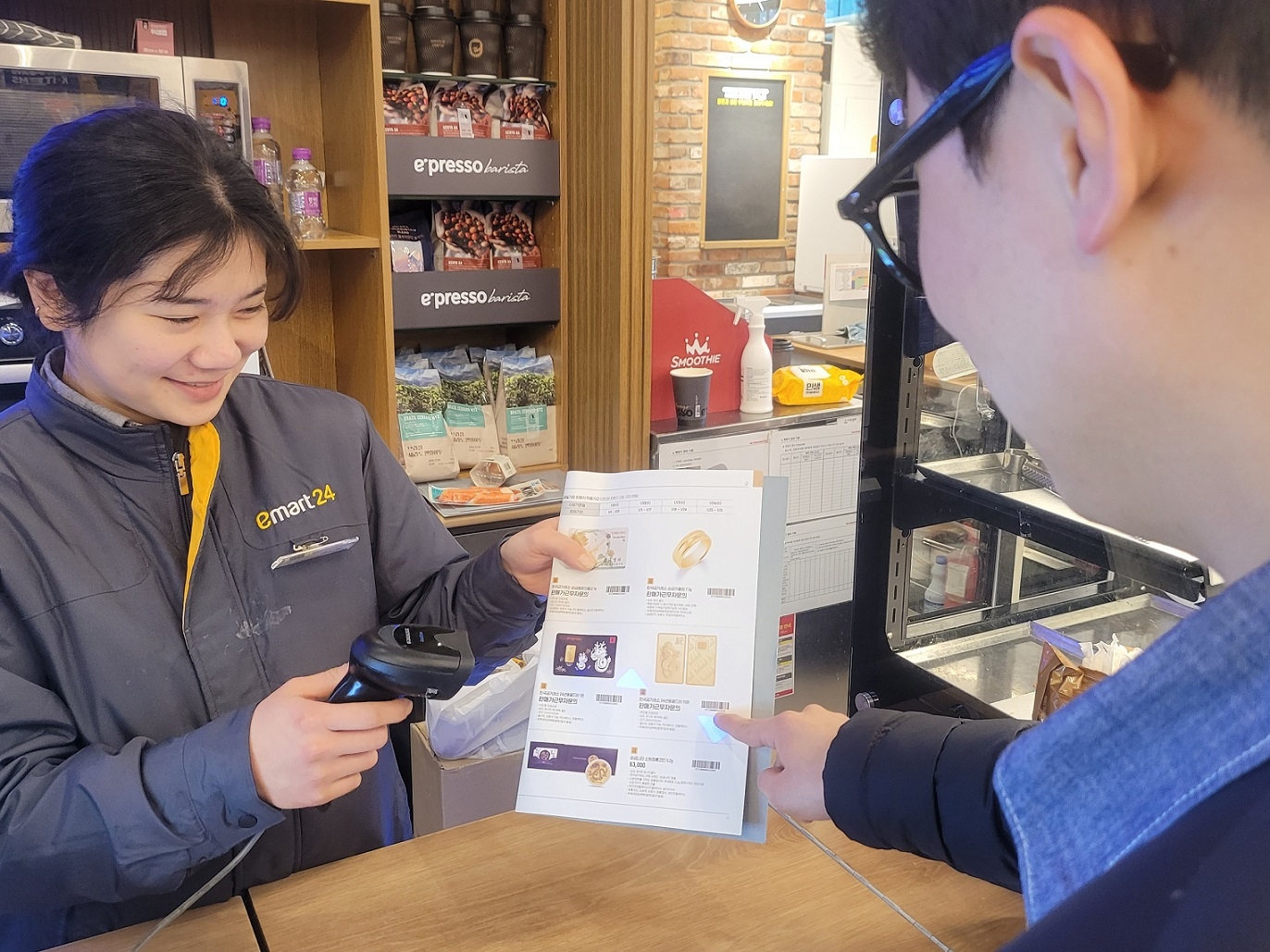 이마트24에서 순금을 구매하는 고객의 모습. /사진제공=이마트24