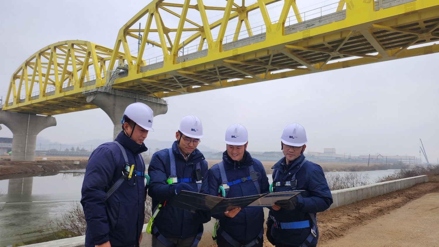 서해선홍성-송산전철 공사 현장에서 DL이앤씨 직원들이 현장을 점검하고 있다./사진제공=DL이앤씨