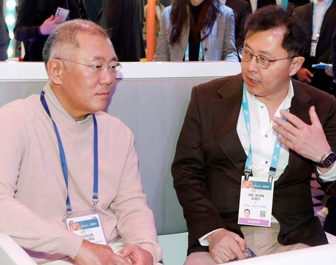 SK그룹 부스를 방문한 정의선 현대차 회장(왼쪽)이 최재원 SK온 수석부회장과 이야기하고 있다. 사진=SK온