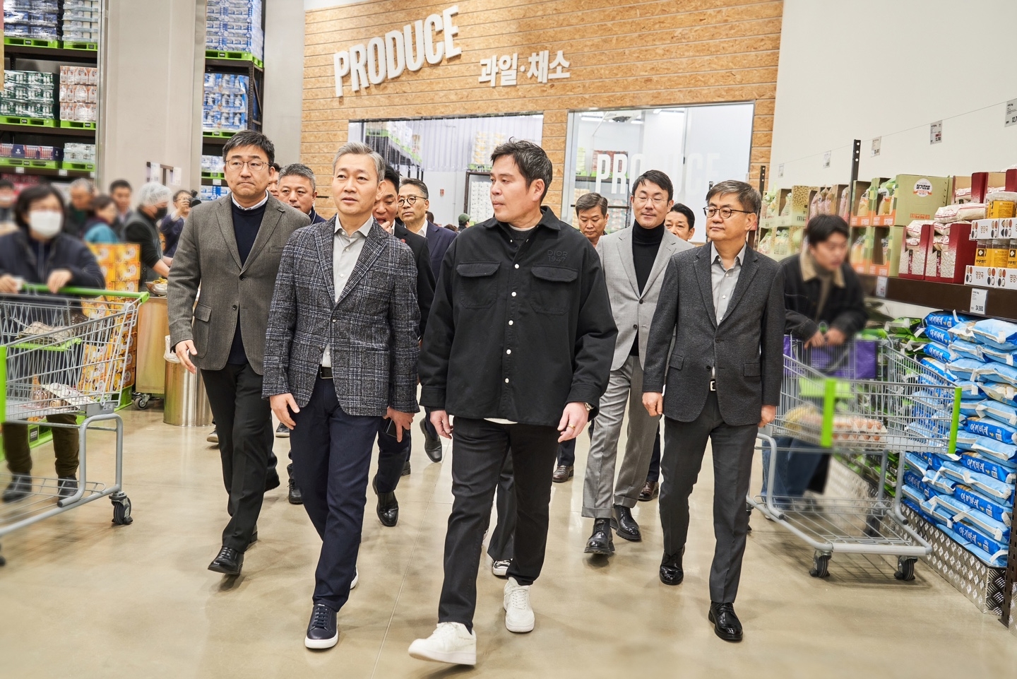 정용진 부회장이 매장을 둘러보고 있는 모습. /사진제공=신세계