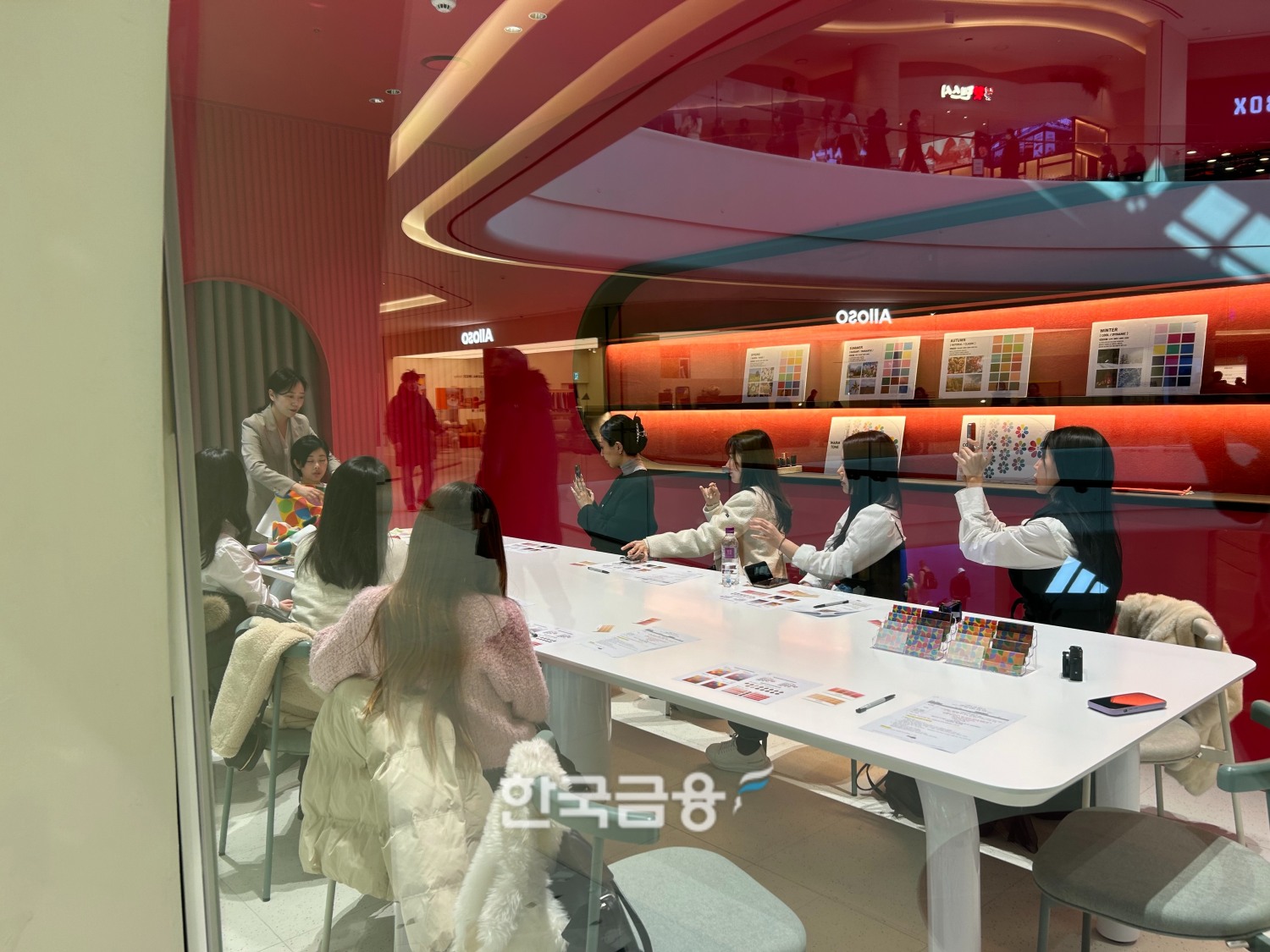 클래스콕에서 퍼스널컬러 수업을 듣고 있는 사람들의 모습. /사진=박슬기 기자