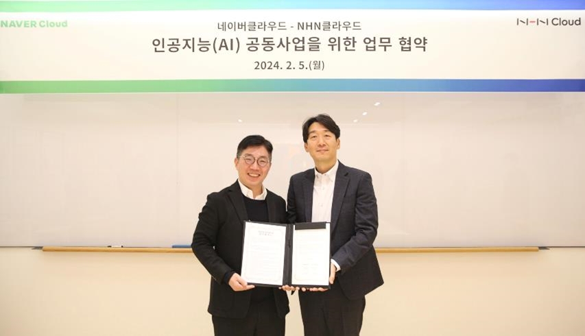 네이버클라우드와 NHN클라우드가 ‘하이퍼클로바X’ 기반의 AI 공동사업을 위한 업무협약을 체결했다. (왼쪽부터) 김유원 네이버클라우드 대표, 김동훈 NHN클라우드 대표. / 사진제공=네이버클라우드
