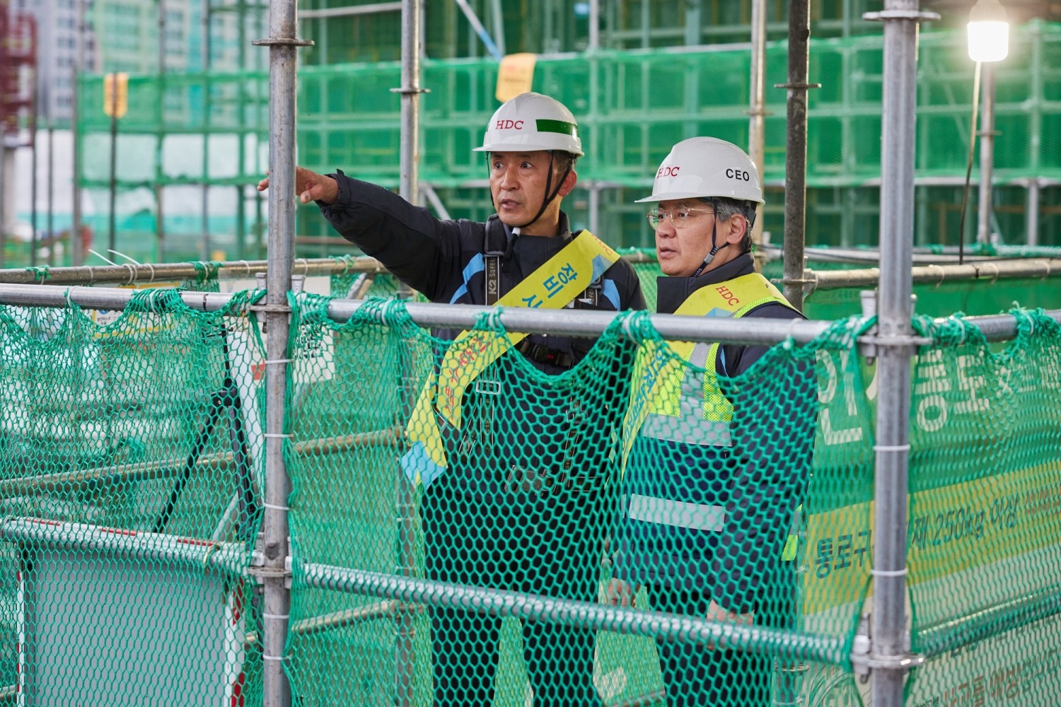 사진 왼쪽에서부터 이일재 잠실진주재건축 현장 소장, 최익훈 HDC현대산업개발 대표이사 / 사진제공=HDC현대산업개발