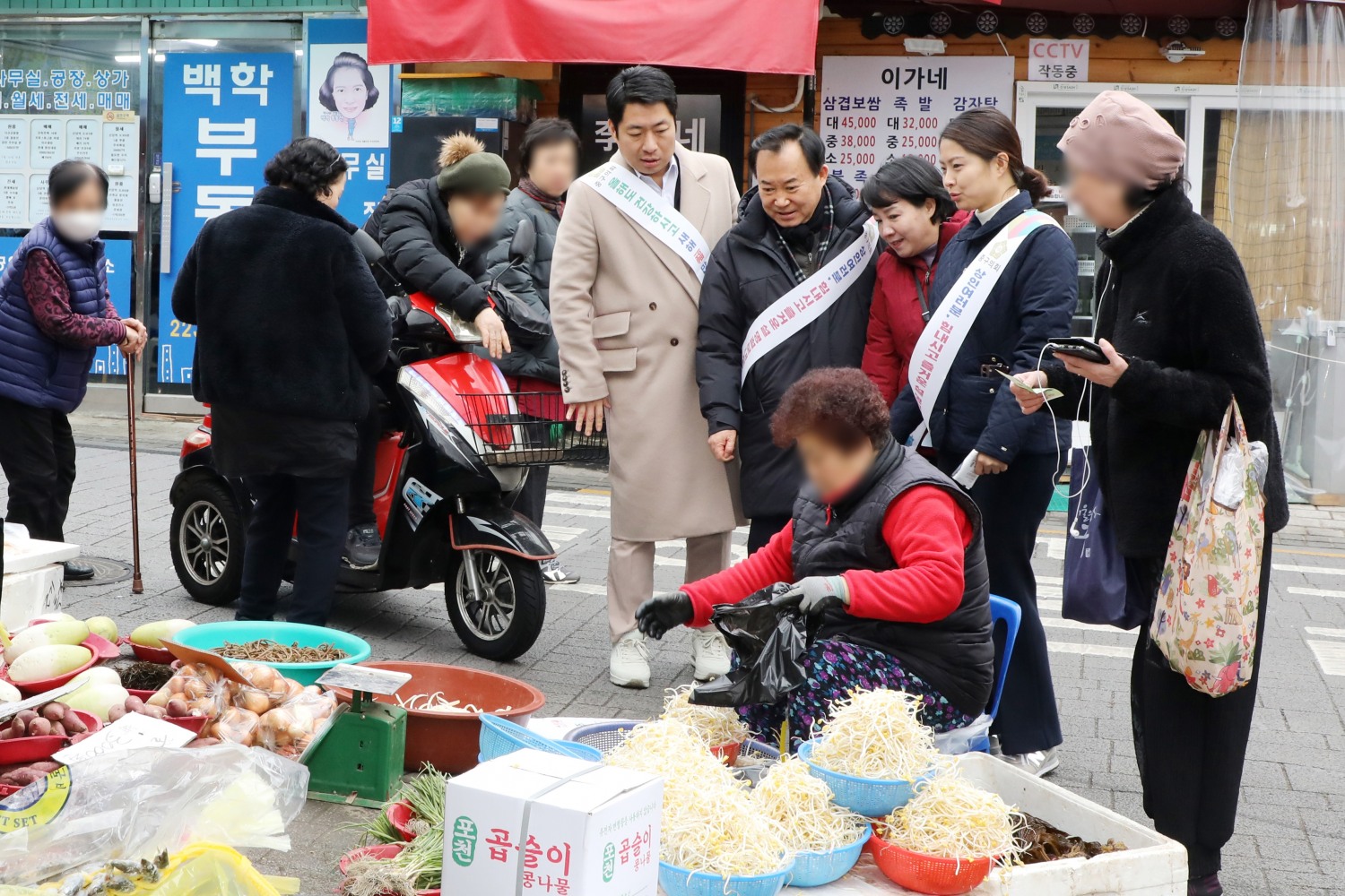 왼쪽부터 허상욱 의원, 소재권 의원, 양은미 의원, 손주하 의원이 상인들과 소통하는 모습./사진제공=중구의회