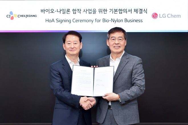 CJ제일제당 최은석 CEO(왼쪽)와 LG화학 신학철 부회장. 사진제공=LG화학.