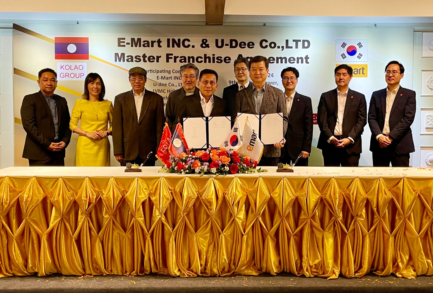 이마트가 지난 2월 22일(목) 라오스 현지에 위치한 KOLAO Tower에서 엘브이엠씨홀딩스(코라오그룹)의 투자회사인 'UDEE.CO.,Ltd'와 라오스 진출 마스터프랜차이즈 본계약을 체결하고 있는 모습.비엔통(Viengthong chanlivong) U-DEE 대표(가운데 좌측), 이마트 송만준 PL/글로벌사업부장(가운데 우측)/사진제공=이마트
