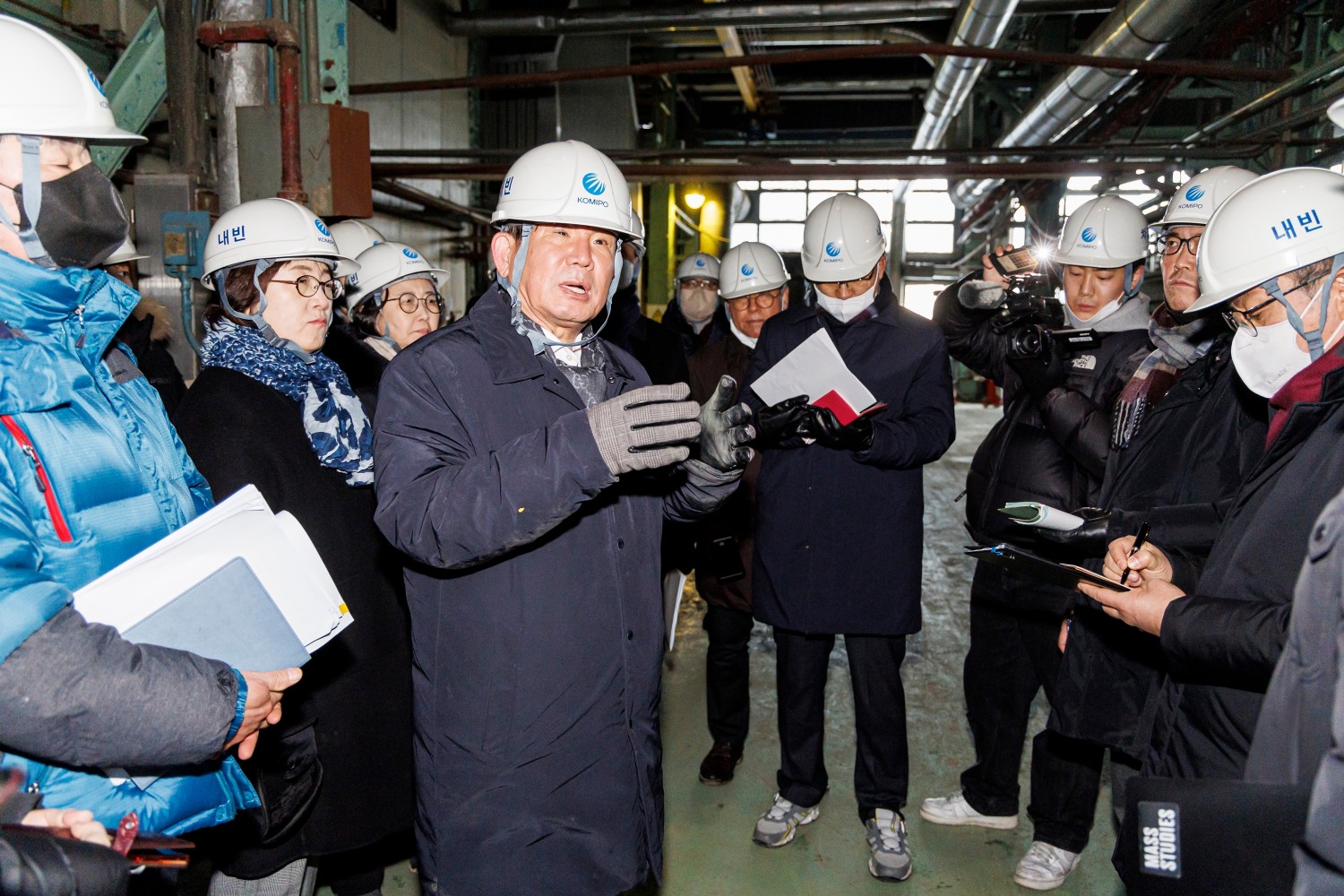 박강수 마포구청장이 현당인리발전소에 방문해 현장점검을 하는 모습./사진제공=마포구