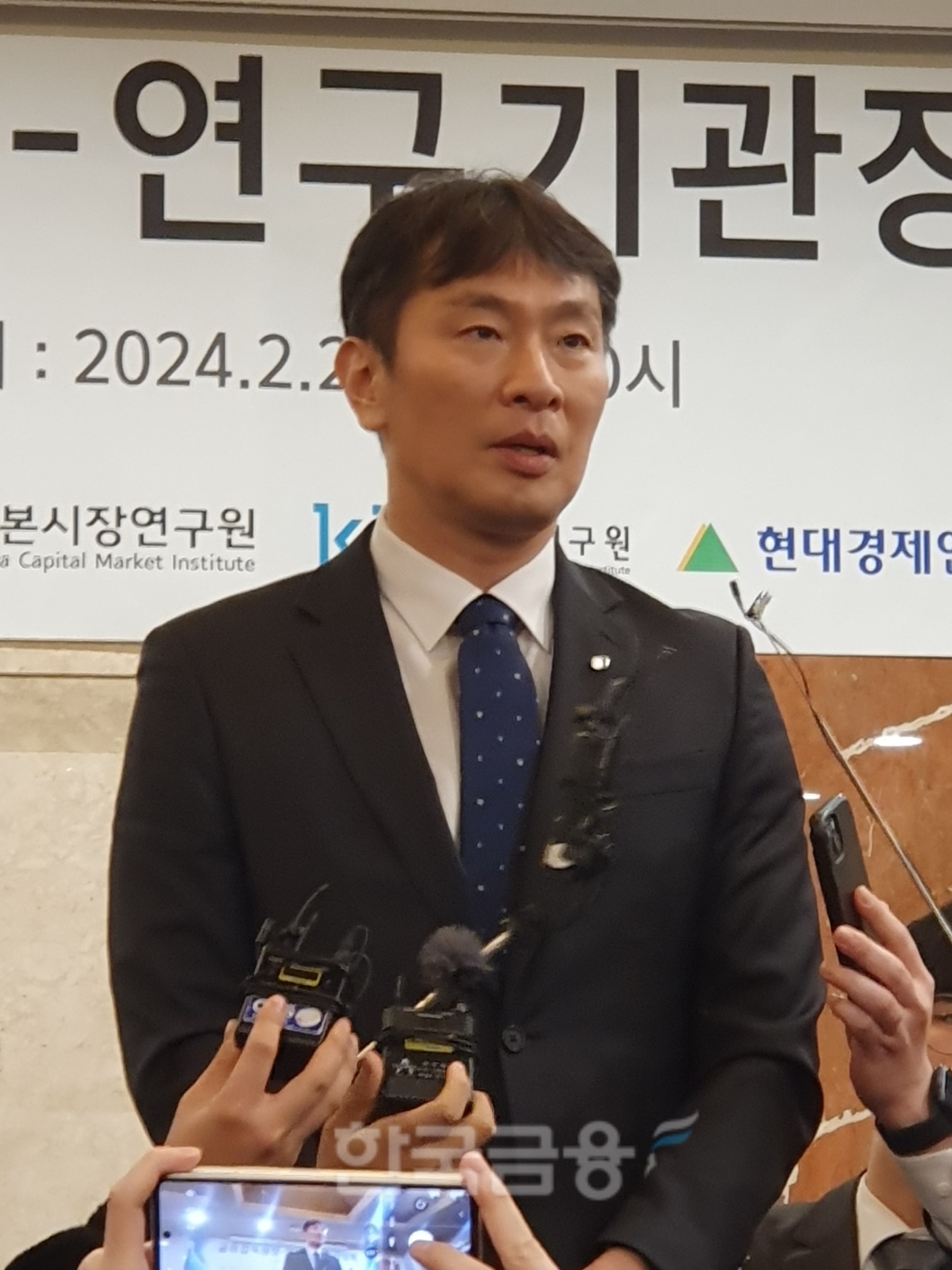 이복현 금융감독원장이 28일 서울 여의도 켄싱턴호텔에서 연구기관장 간담회를 마치고 기자들과 질의응답을 하고 있다. / 사진= 한국금융신문(2024.02.28)