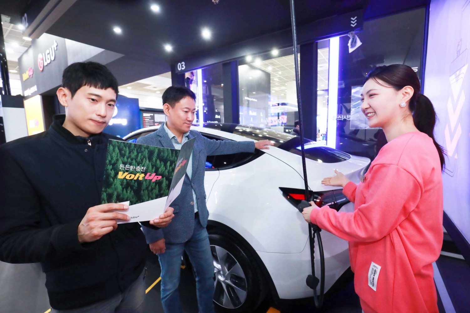LG유플러스 직원들이 EV트렌드코리아 내 볼트업 전시 부스에서 볼트업 서비스를 소개하고 있다. / 사진제공=LG유플러스