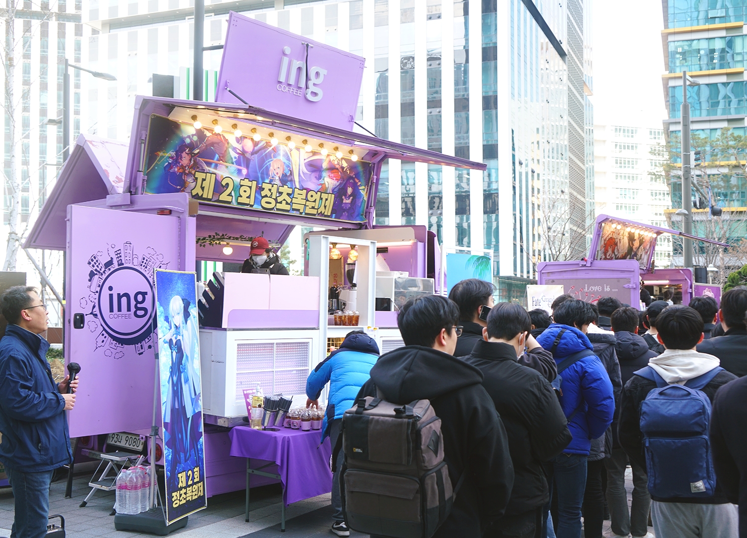 넷마블의 모바일 RPG '페이트 그랜드 오더' 이용자들이 회사의 친화적인 서비스 운영에 보답하기 위해 사옥으로 커피트럭을 보냈다. / 사진제공=넷마블