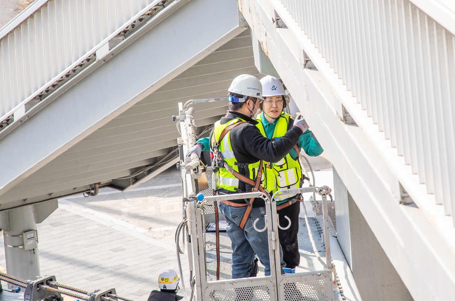 박희영 용산구청장이 고소 작업차량 탑승해 근접 외관조사를 진행하는 모습./사진제공=용산구
