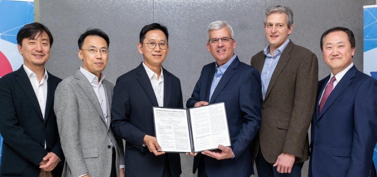 배경훈 LG AI연구원장(왼쪽에서 세 번째)과 론 카던 잭슨랩 최고경영자(왼쪽에서 네 번째) 등이 기념 촬영을 하고 있다./사진 = ㈜LG