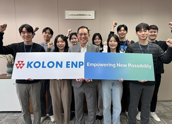 허성 코오롱플라스틱 대표(왼쪽 세번째)가 직원들과 14일 경기 과천 코오롱타워에서 새 사명을 소개하고 있다. 사진제공=코오롱플라스틱.