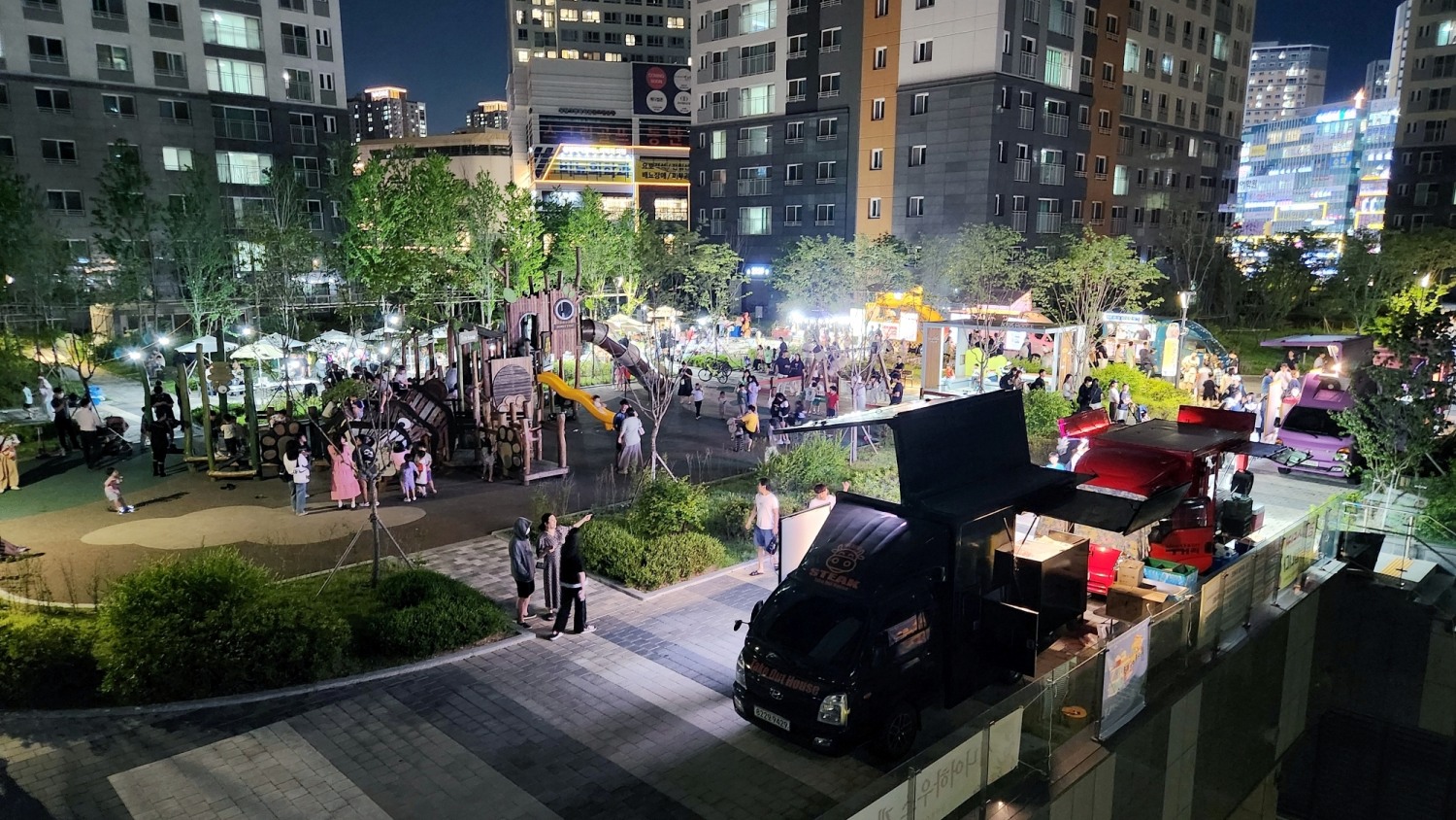 동탄 호수공원 리슈빌에서 펼쳐진 비어가든 행사 / 사진제공=KT에스테이트