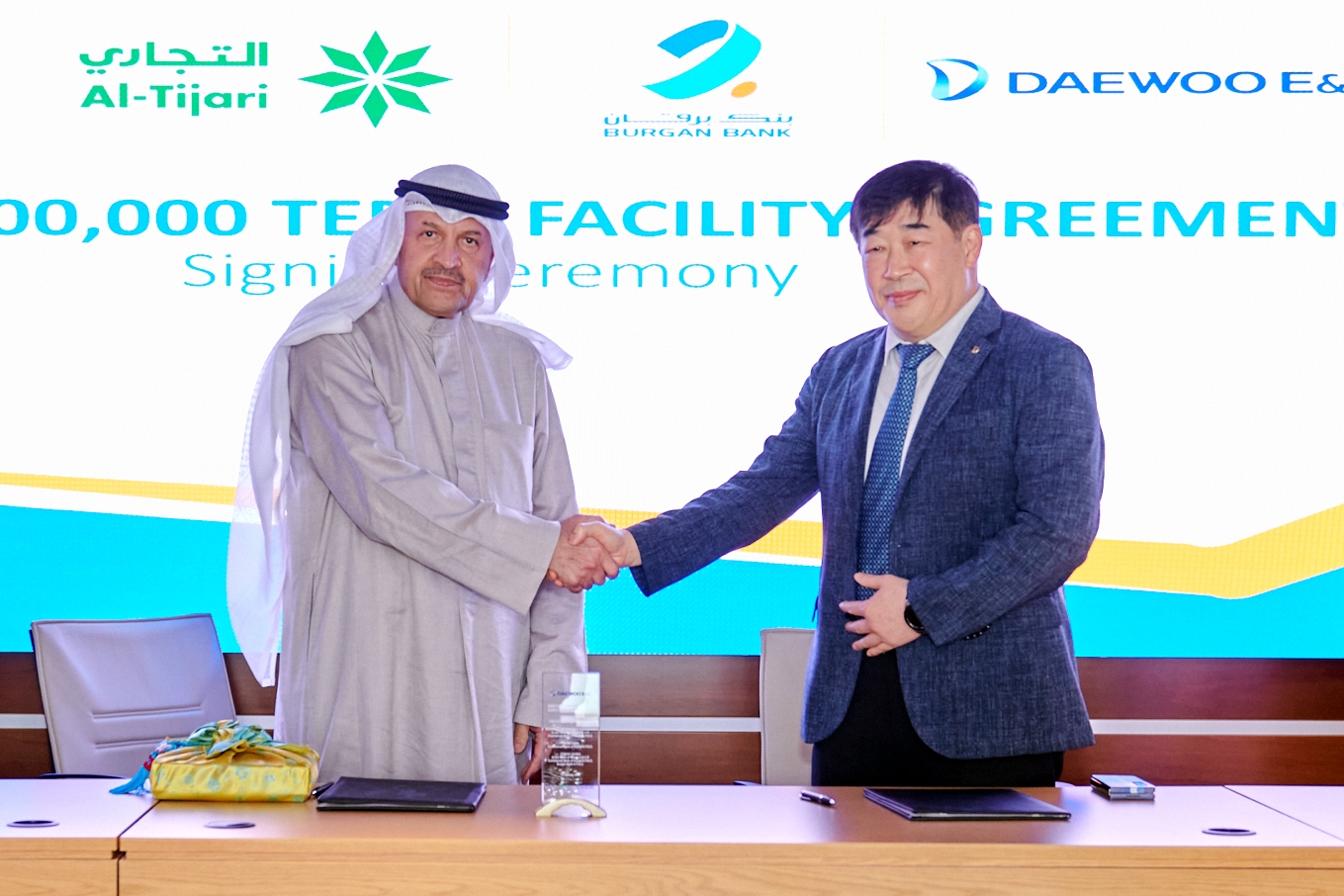 대우건설 이용희 재무관리본부장(오른쪽)과 쿠웨이트 ABK의 그룹 CEO 대행 압둘라 알 수마이트(Abdulla M. Al Sumait)가 악수하고 있다. / 사진제공=대우건설