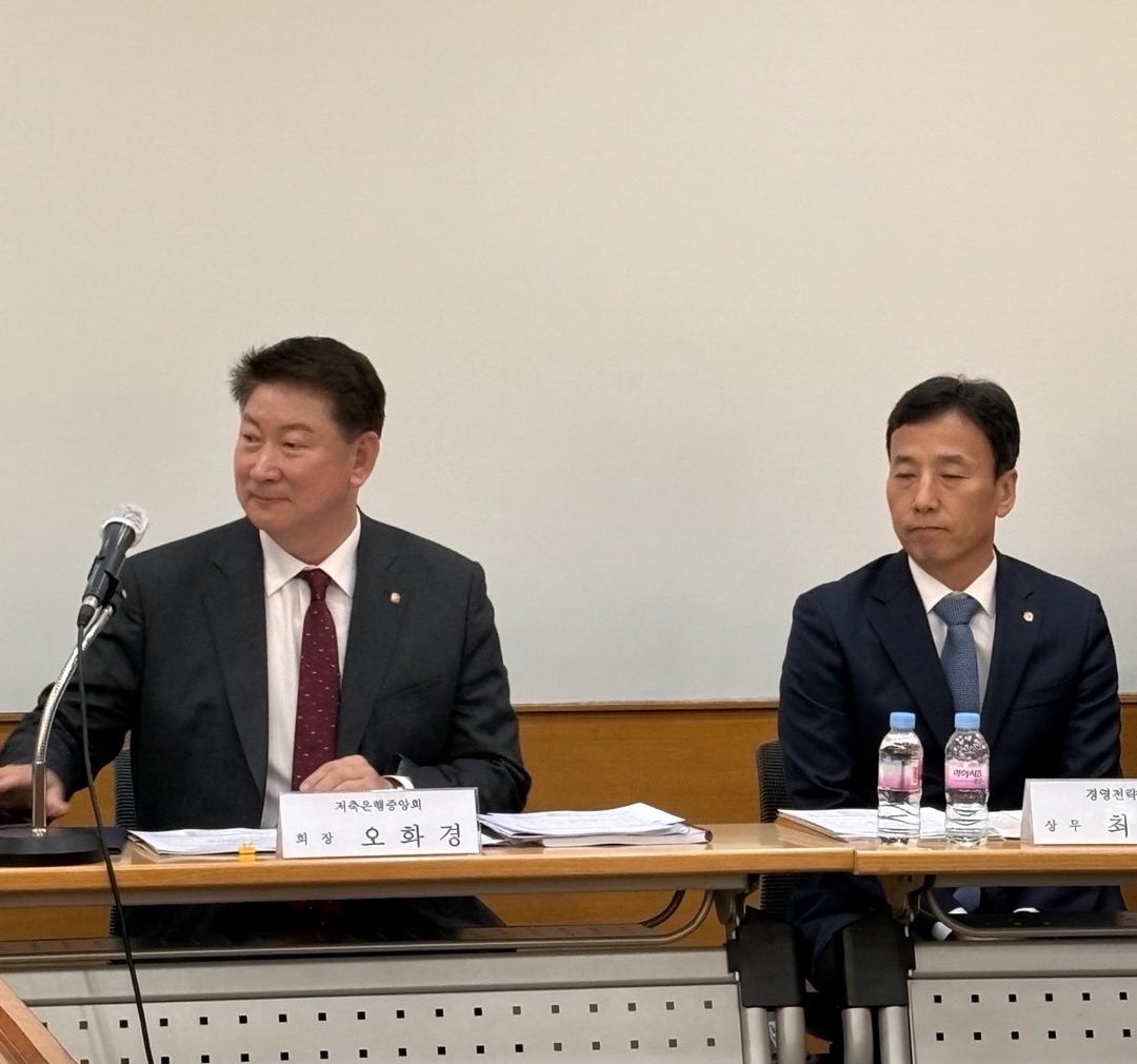 오화경 저축은행중앙회 회장(왼쪽)이 '2023 저축은행 결산결과' 설명회에서 발언하고 있다. (2024.03.21.)/사진=김다민 기자