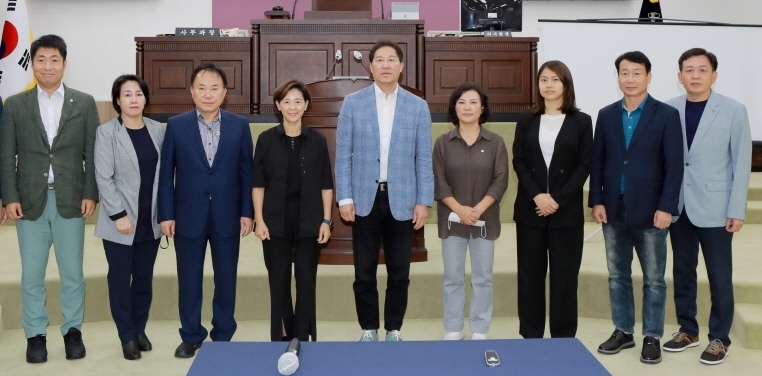 서울 중구의회 의원들이 기념촬영을 하는 모습./사진제공=중구의회