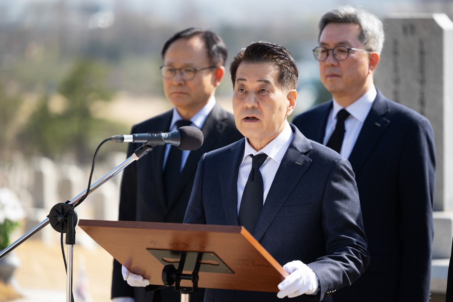 장인화 포스코그룹 회장이 박태준 명예회장 묘소 앞에서 추모사를 낭독하고 있다./사진 = 포스코홀딩스