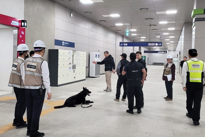 SR은 4일 동탄역에서 철도특별사법경찰대, 경기남부경찰특공대와 함께 역사 내 폭발물 테러상황에 대비한 대테러 합동훈련을 전개했다./사진제공=SR