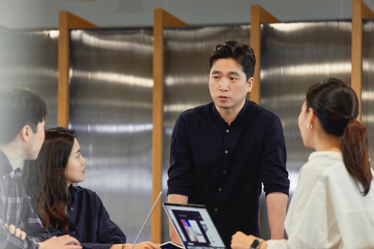 조병익 토스인슈어런스 대표가 팀원들과 회의를 하고 있는 모습./사진제공=토스인슈어런스