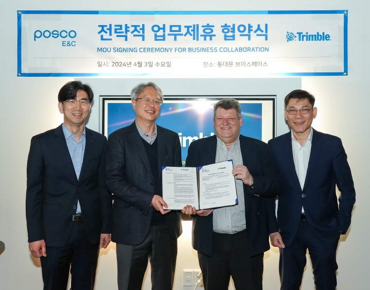 왼쪽부터 포스코이앤씨 김강호 그룹장, 포스코이앤씨 이용준 실장, 트림블 야리 헤이노(Jari Heino) 부사장, 트림블 토마스 팡(Thomas Phang) 아태지역 부사장 / 사진제공=트림블코리아