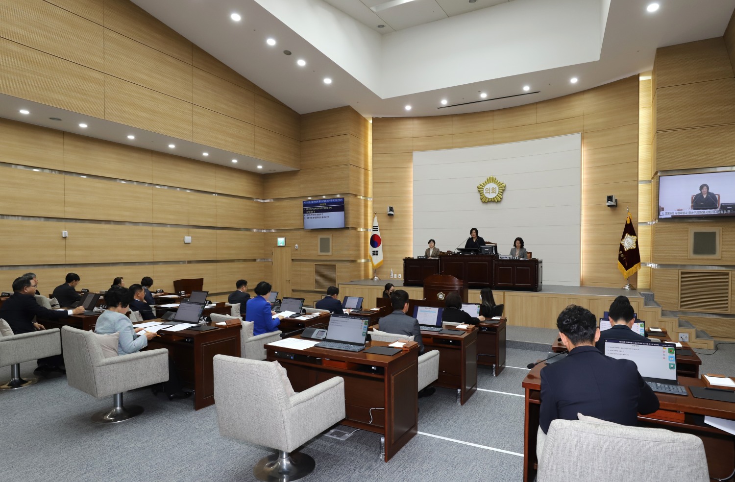 황금선 용산구의회 부의장이 본회의룰 주재하는 모습./사진제공=용산구의회