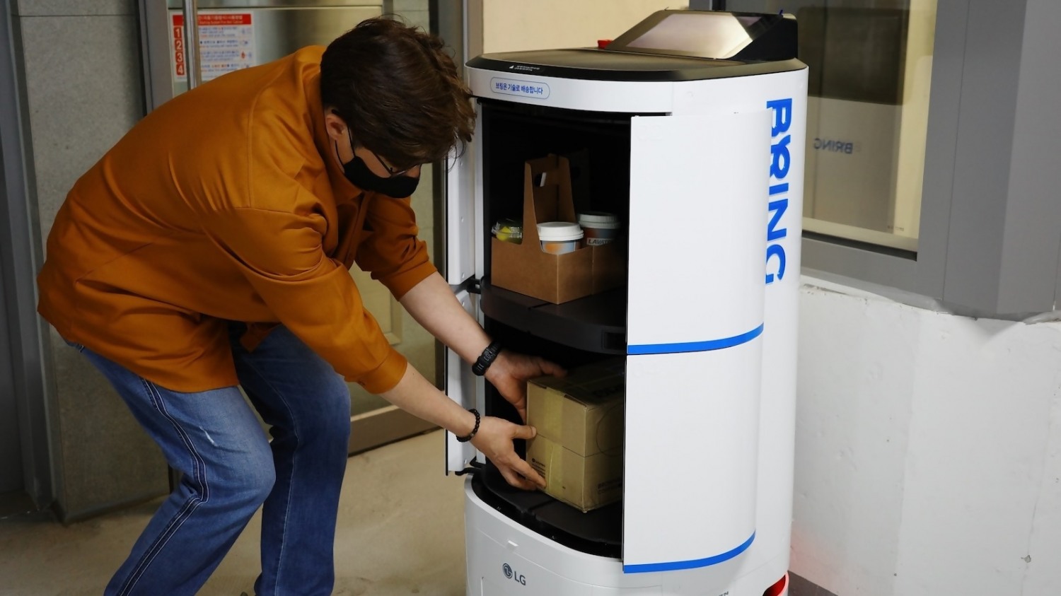 브링 서비스를 이용하기 위해 직원이 배송 로봇에 소포를 싣는 모습. / 사진제공=카카오모빌리티