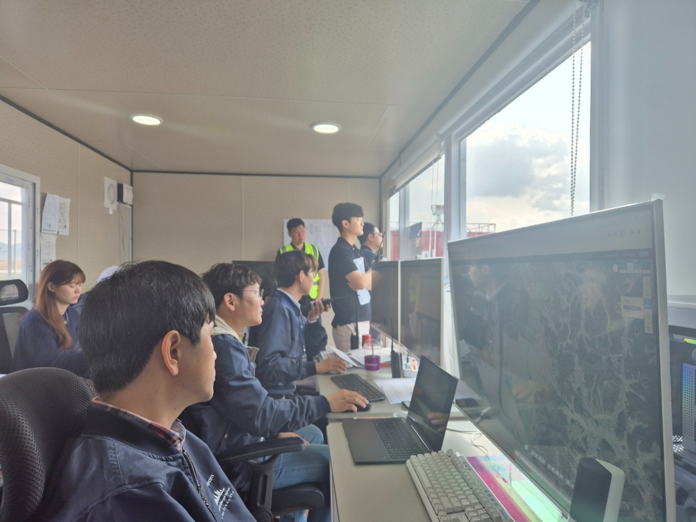 K-UAM 원팀 컨소시엄 KT 관계자들이 UAM 교통관리시스템으로 UAM을 관제하고 있다. / 사진제공=KT