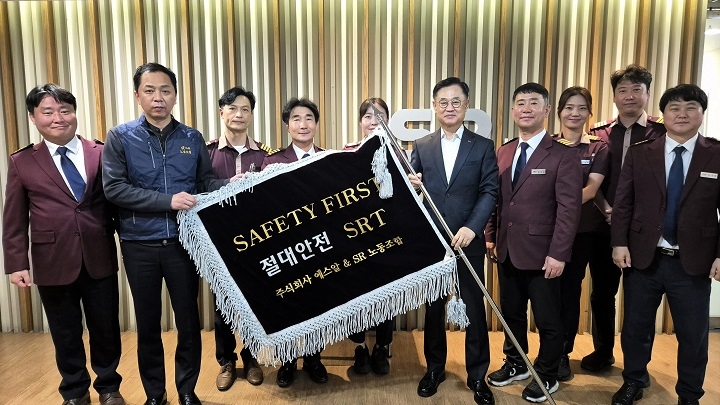 이종국 SR 대표이사(왼쪽에서 여섯번째)와 김상수 SR노동조합 위원장(왼쪽)이 관계짜들과 안전워크숍을 개최하고 기념촬영을 하는 모습./사진제공=SR