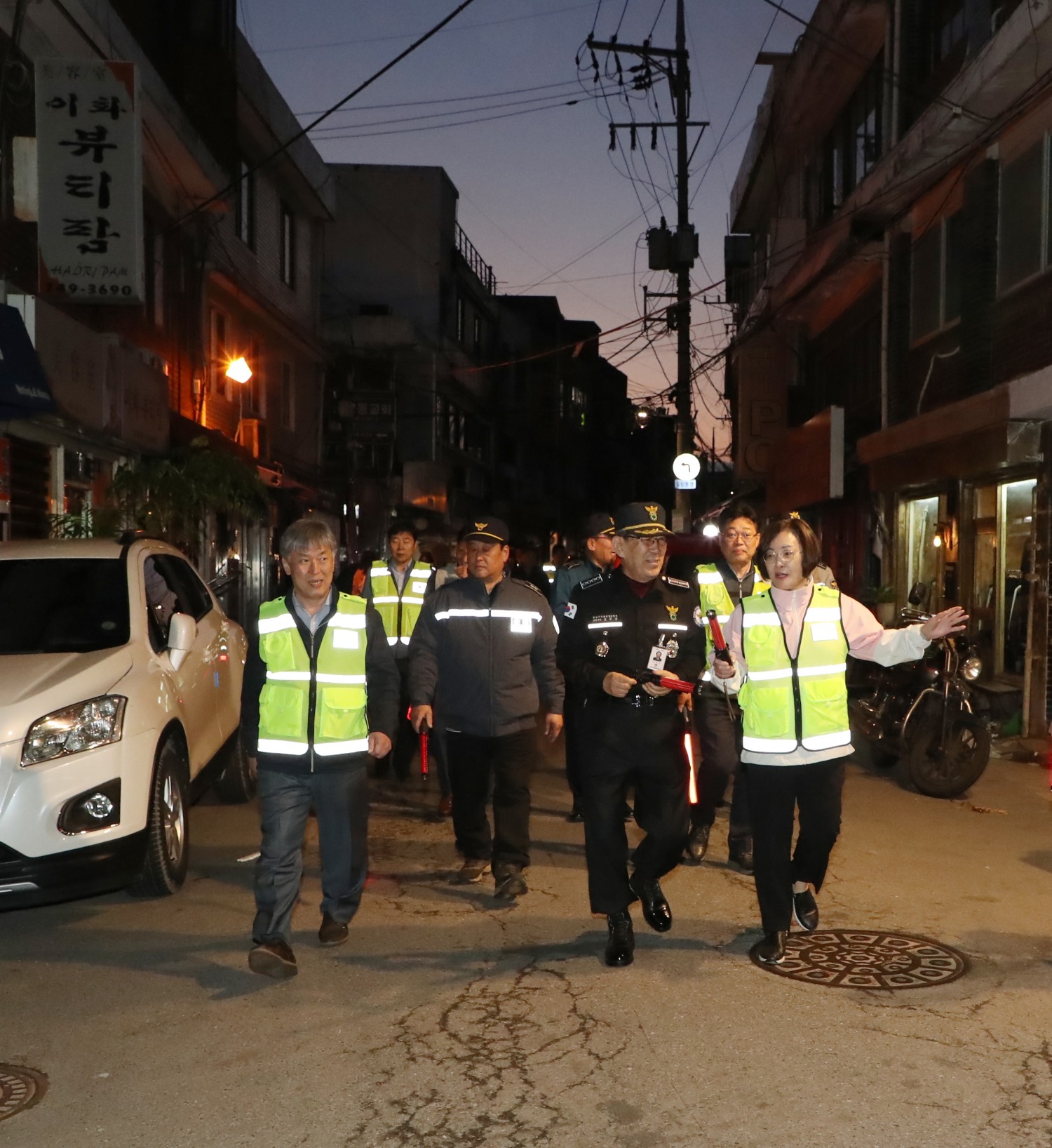 박희영 용산구청장(오른쪽)이 한남3구역에서 민관경과 함께 야간순찰을 진행하는 모습./사진제공=용산구