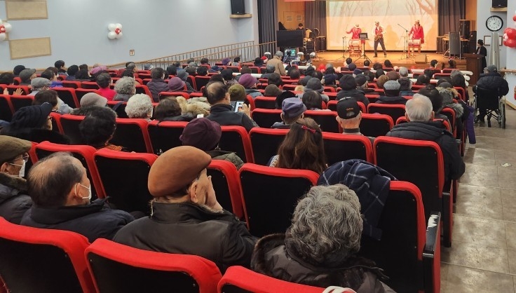 송파노인종합복지관에서 어르신들을 위한 문화공연이 진행되고 있다../사진제공=송파구