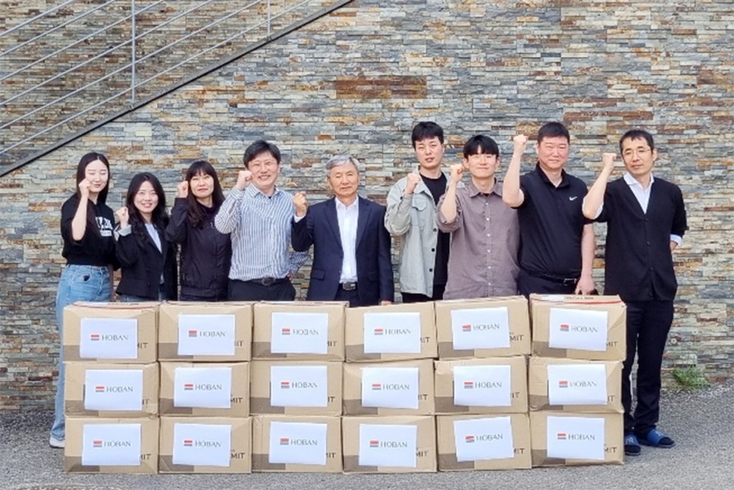 호반그룹이 근로자의 날을 맞아 협력사 근로자에 감사의 선물을 전달했다./사진제공=호반그룹