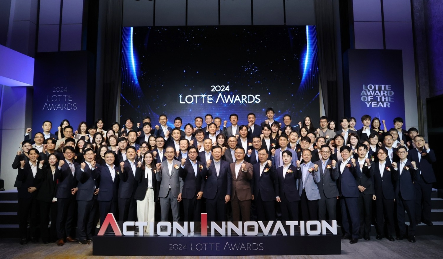 롯데는 2일 롯데월드타워에서 지난 한 해 도전과 혁신정신으로 고객가치를 창출한 성과를 격려하고 전파하는 '2024 롯데어워즈'를 개최했다. 올해 시상식에서는 롯데몰 웨스트레이크 하노이가 대상을 차지했다. 사진은 신동빈 롯데 회장(맨 앞줄 가운데)과 수상자들. /사진제공=롯데