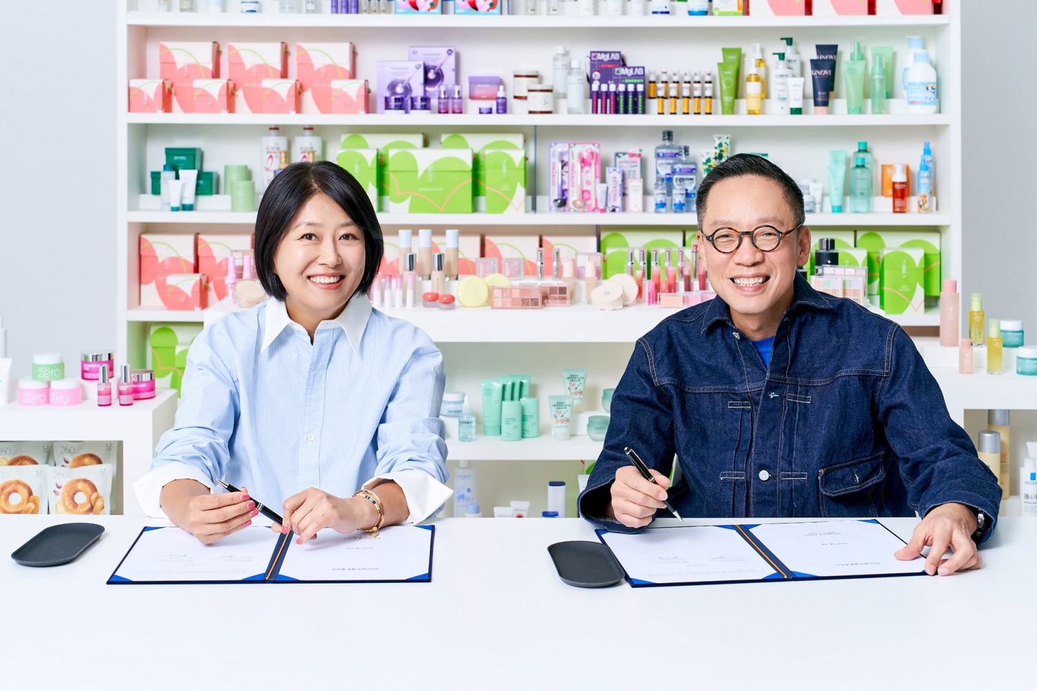 정태영 현대카드 대표이사 부회장(오른쪽)과 이선정 올리브영 대표이사(왼쪽)가 파트너십 협약식에서 기념 촬영을 하고 있다.(2024.04.29.)/사진 제공 = 현대카드