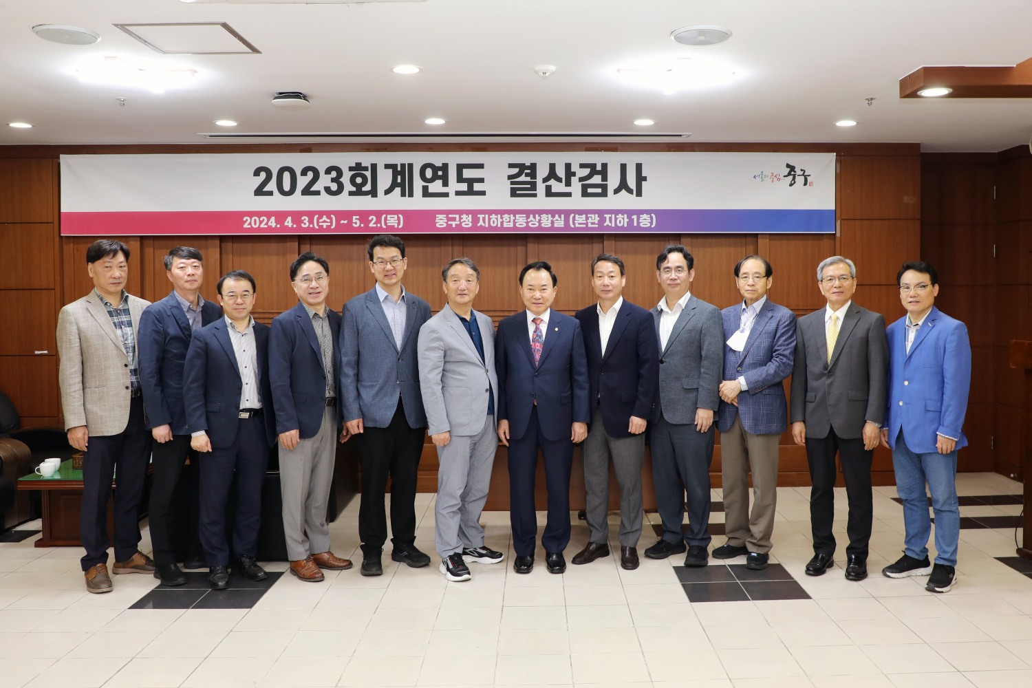 소재권 의원(왼쪽에서 일곱번째)과 송재천 의원(여덟번째)이 결산검사 위원들과 기념촬영을 하는 모습./사진제공=중구의회