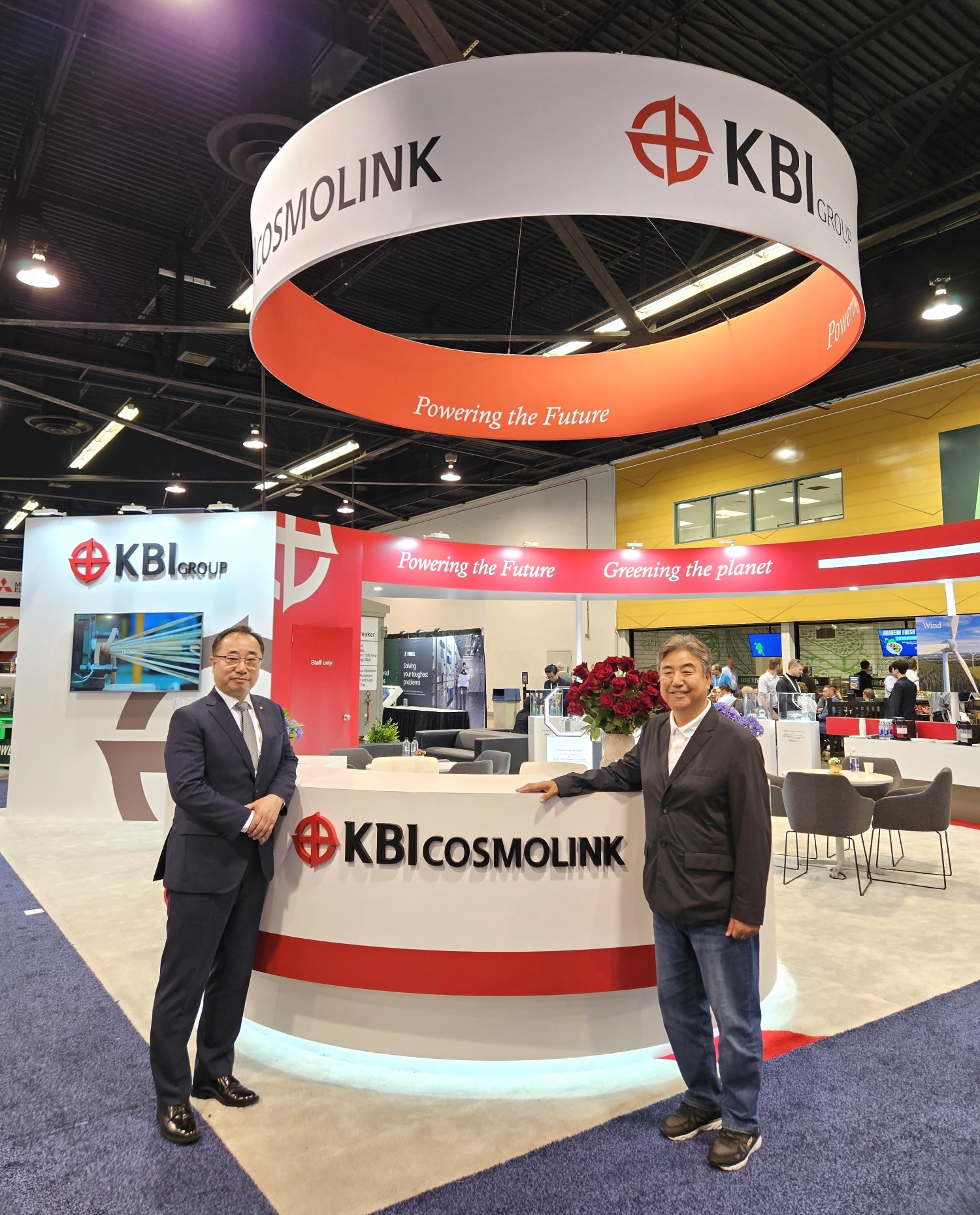 박한상 KBI그룹 부회장(오른쪽)과 김병제 KBI코스모링크 사장이 부스앞에서 기념촬영을 하고 있다./사진제공=KBI그룹