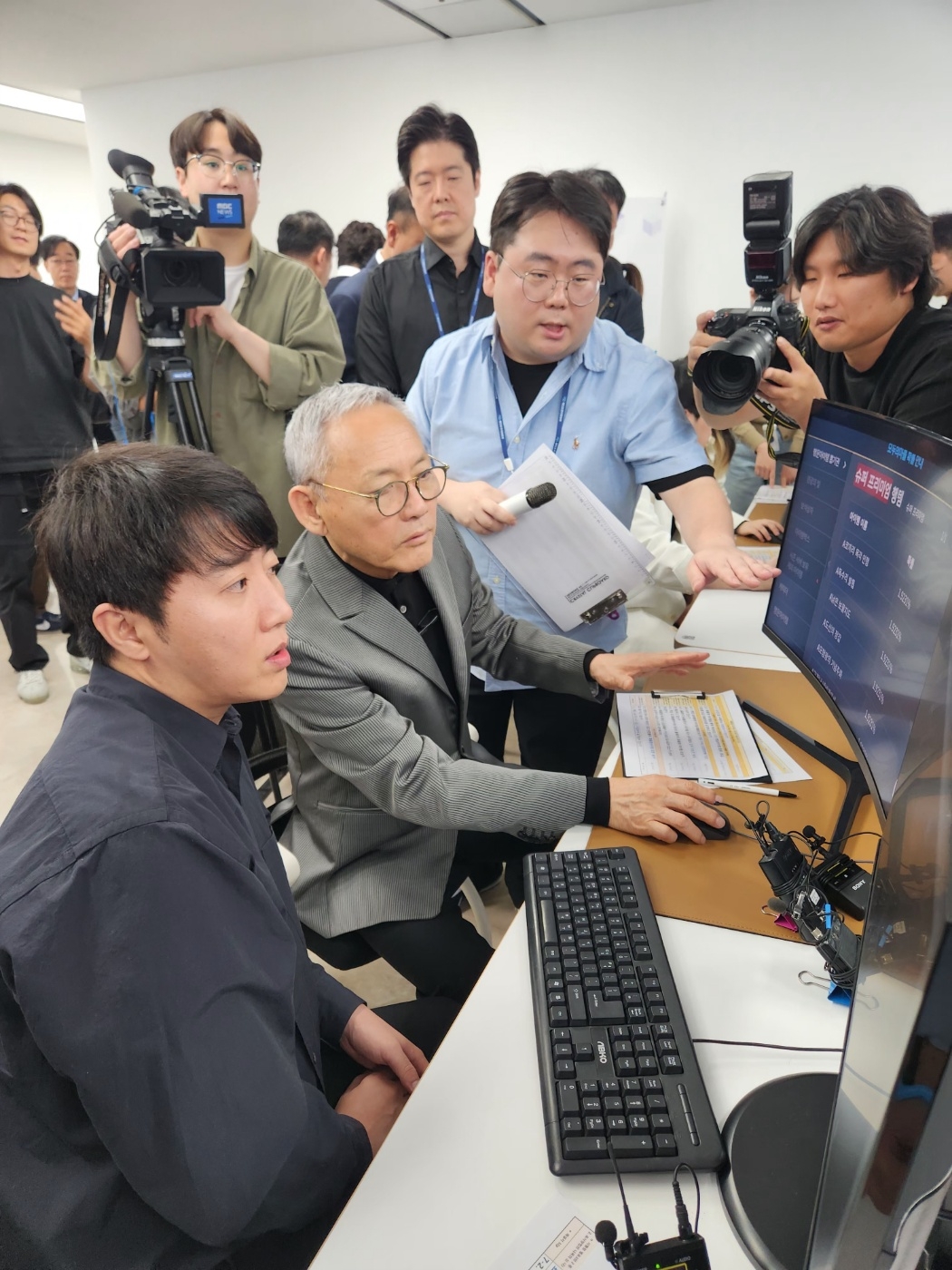 확률형 아이템 모니터링단 체험을 하고 있는 유인촌 장관(가운데)과 전 프로게이머 홍진호(좌). / 사진=김재훈 기자