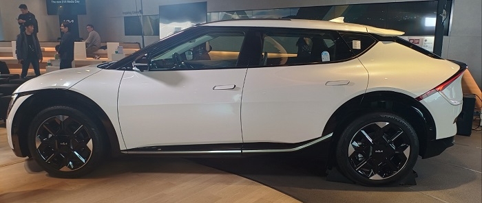 '근육질 디자인' 기아 EV6 페이스리프트...판매종료한 스탠다드는 '고민중'