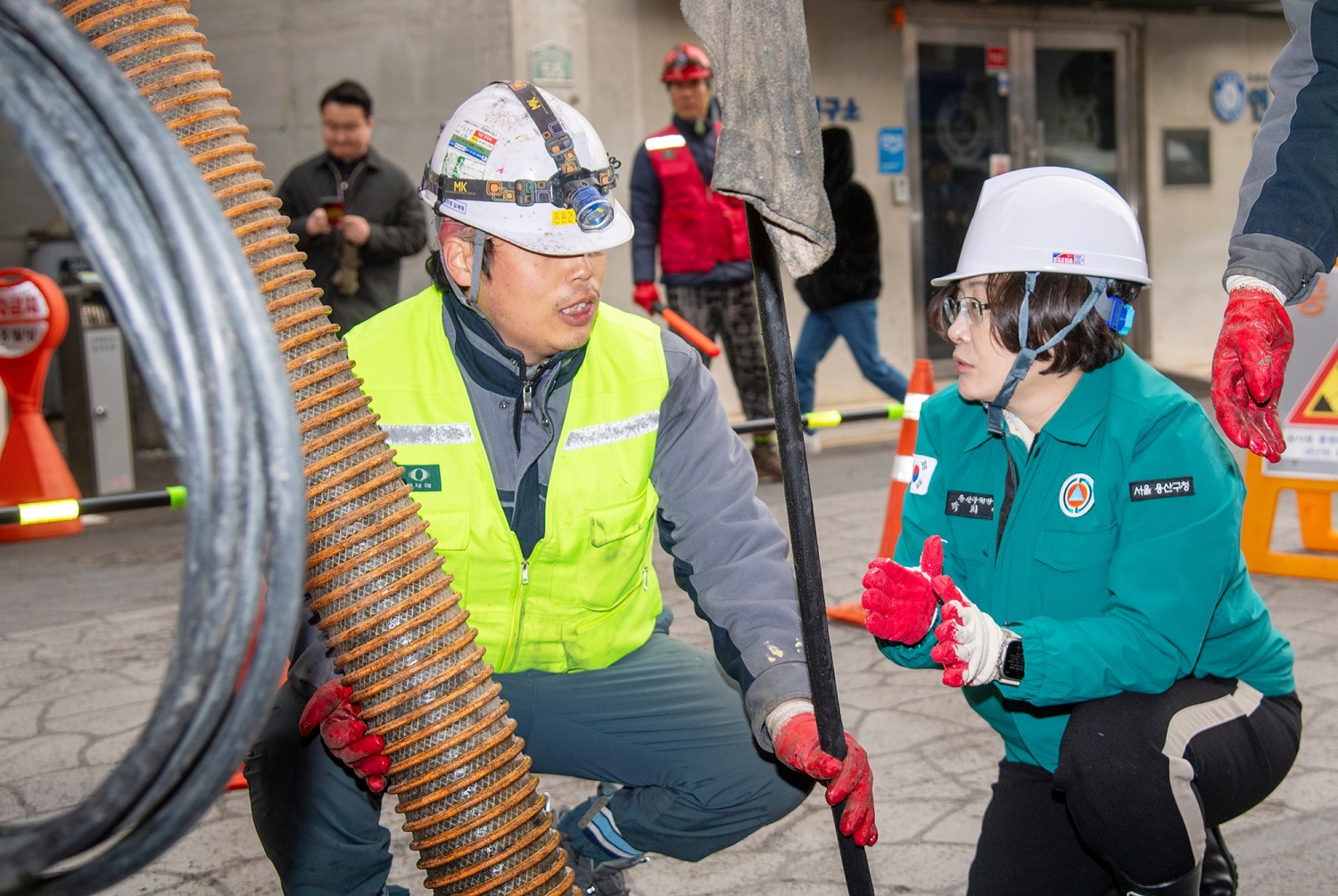 박희영 용산구청장이 용문시장일대 하수관로 준설 현장에서 작업자로부터 작업현황을 보고 받는 모습./사진제공=용산구