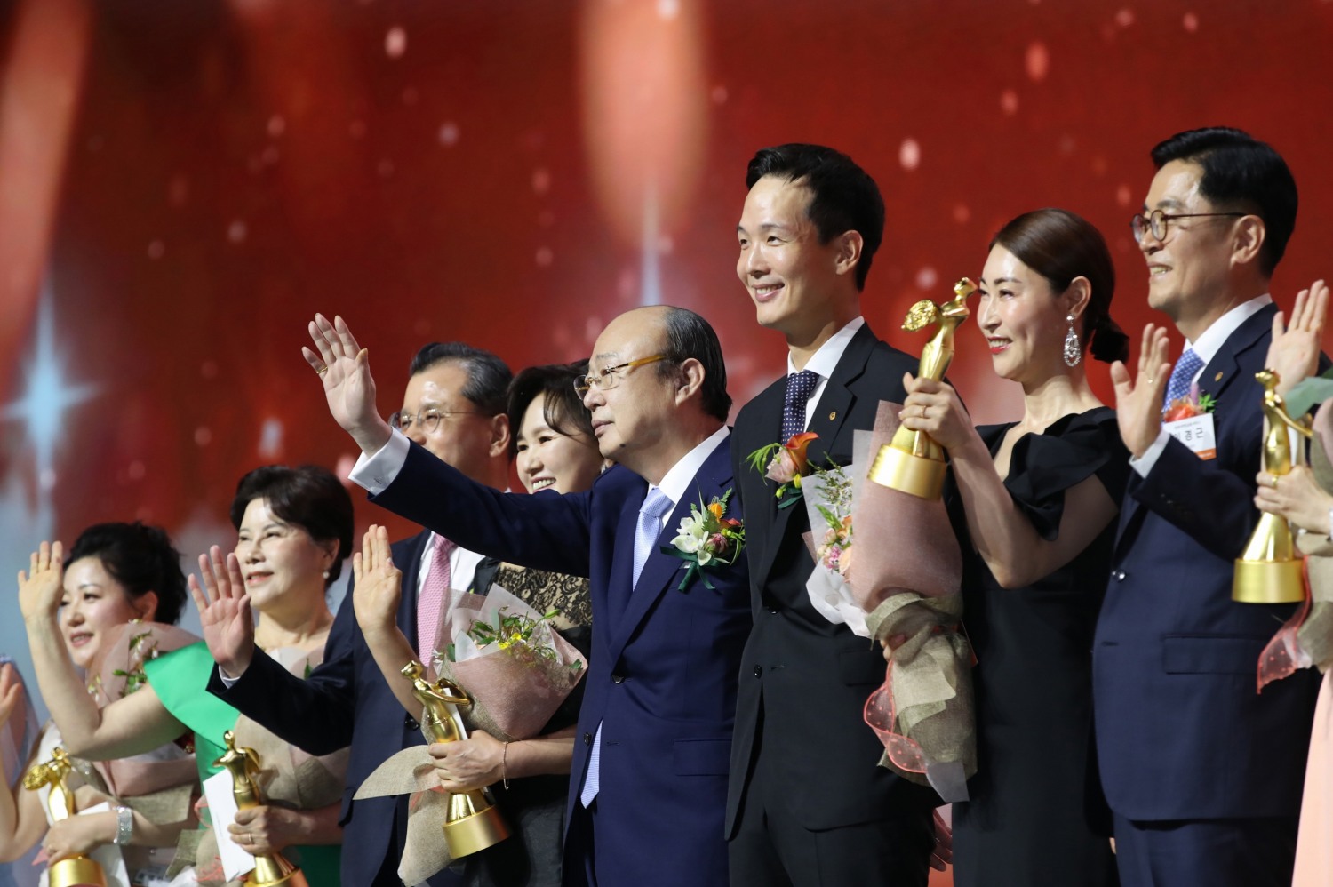 김승연 한화그룹 회장(사진 왼쪽에서 다섯번째)이 한화생명금융서비스 연도대상 시상식에서 행사에 참석한 FP들의 환호에 손을 흔들며 인사하는 모습.(2024.05.17.)./사진제공=한화생명