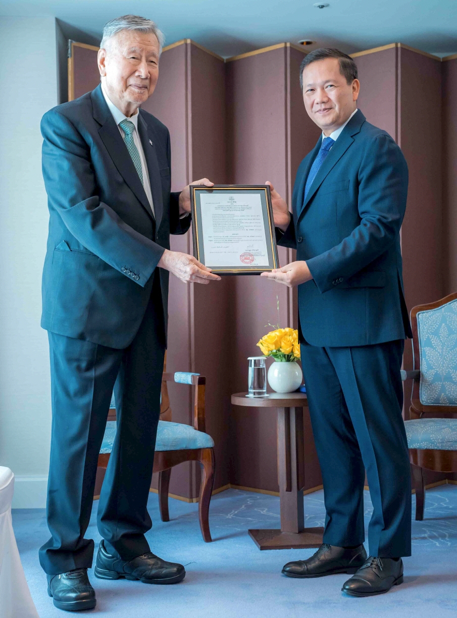 부영그룹 이중근 회장(왼쪽)이 17일 소공동 롯데호텔에서 캄보디아 왕국 훈 마넷 총리(사진 오른쪽)의 고문으로 위촉됐다./사진제공=부영그룹