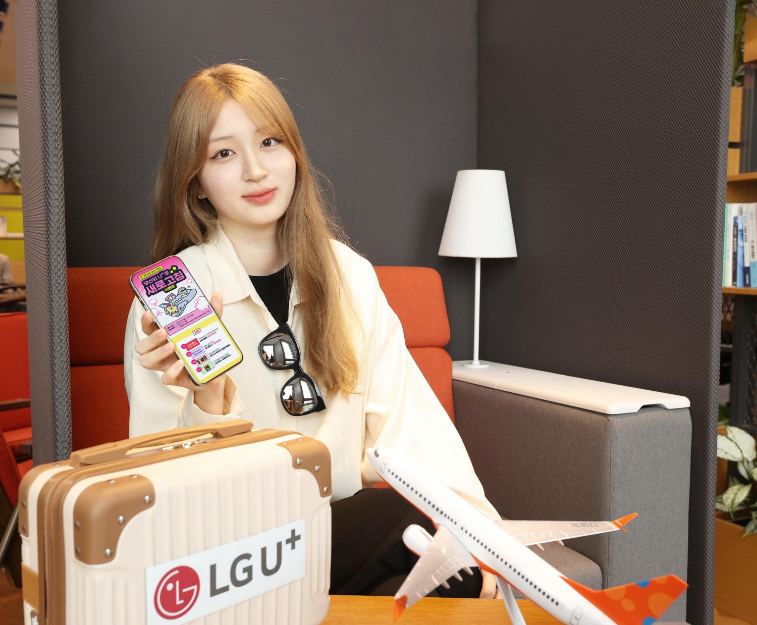 LG유플러스 직원이 ‘당신의 U+ 새로고침’ 이벤트를 소개하는 모습. / 사진제공=LG유플러스