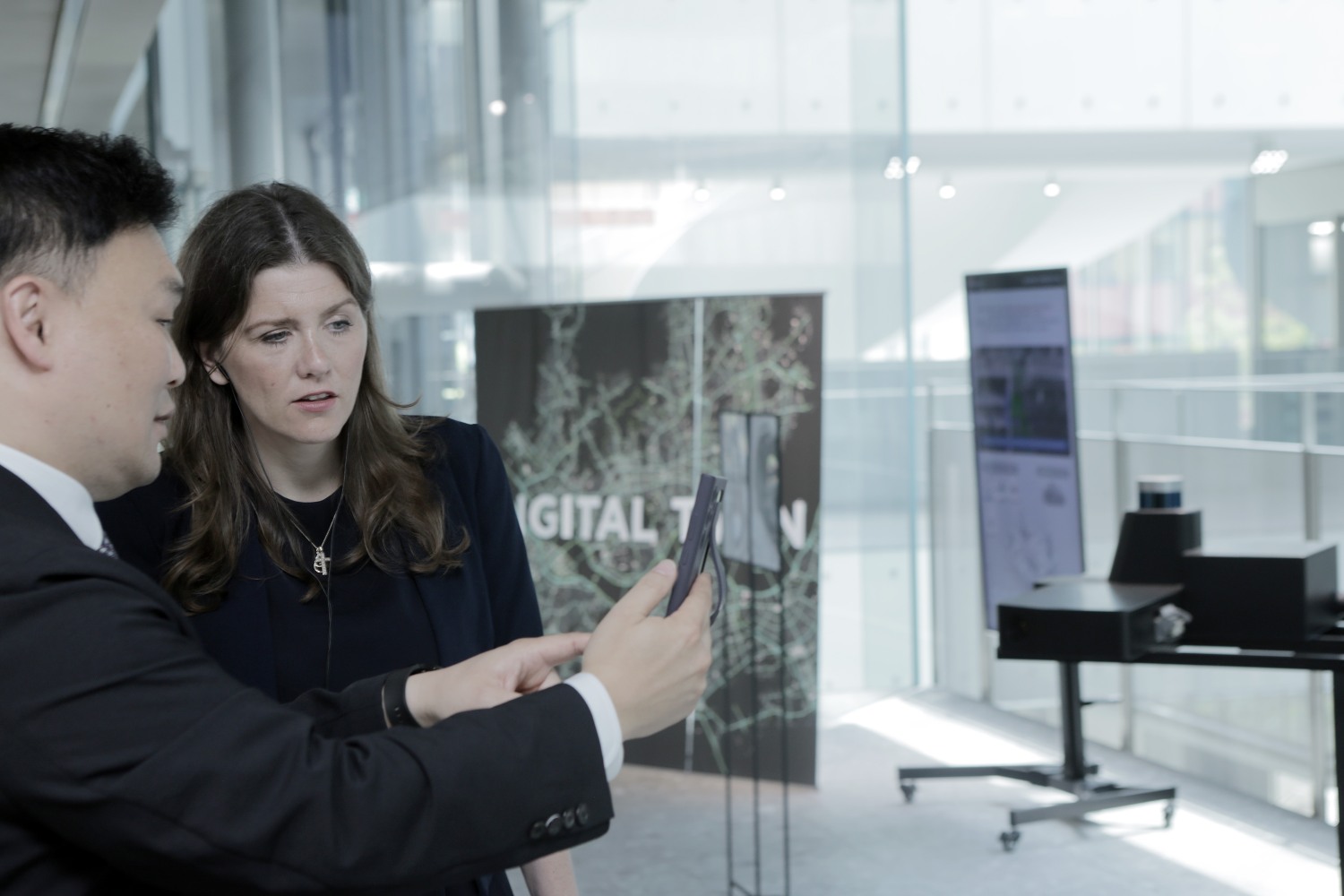 21일 경기도 성남시 네이버 1784에 적용된 AI, 로봇 등 첨단 기술을 체험하고 있는 미셸 더넬란 영국 과학혁신기술부 장관 일행. / 사진제공=네이버