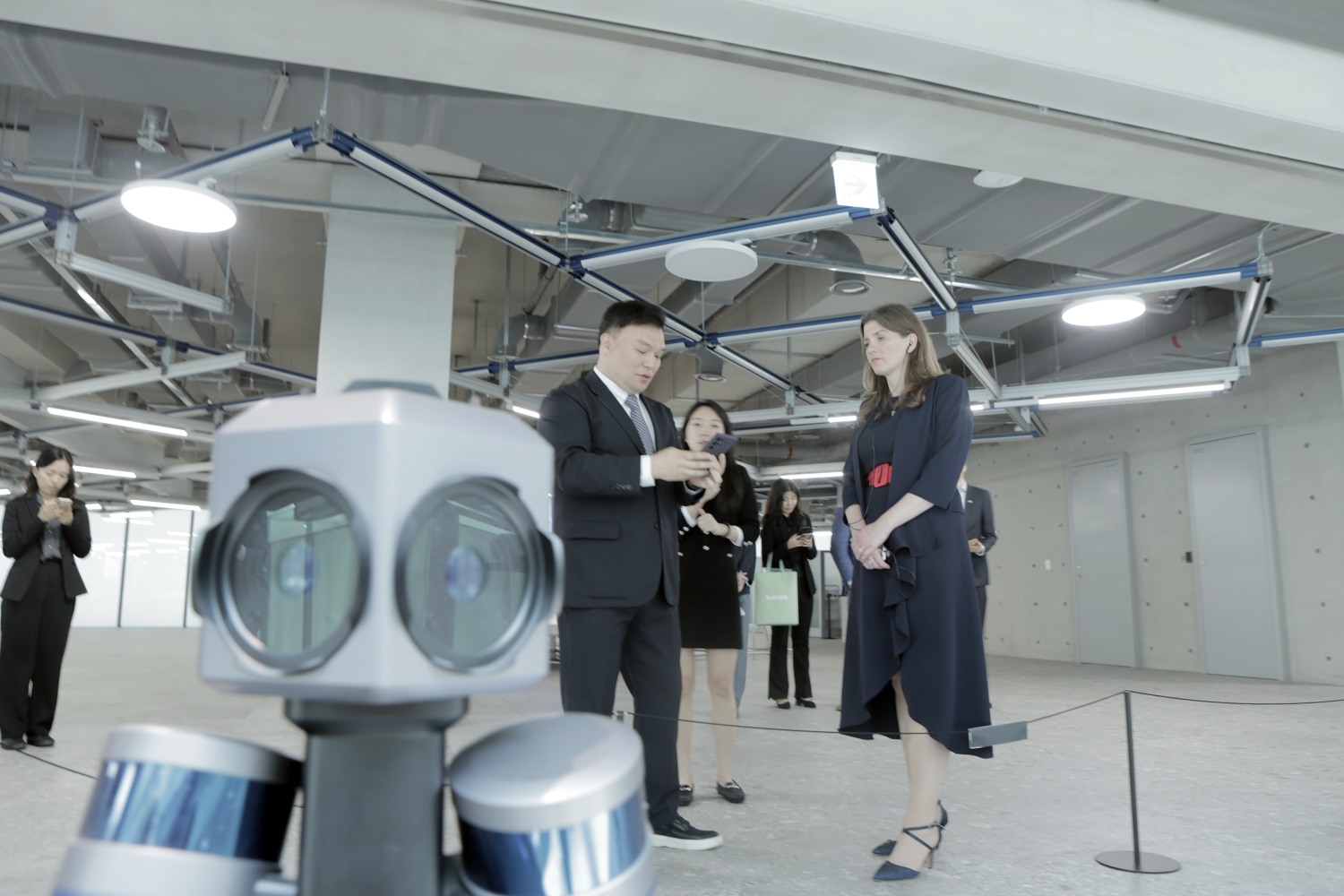 21일 경기도 성남시 네이버 1784에 적용된 AI, 로봇 등 첨단 기술을 체험하고 있는 미셸 더넬란 영국 과학혁신기술부 장관 일행. / 사진제공=네이버